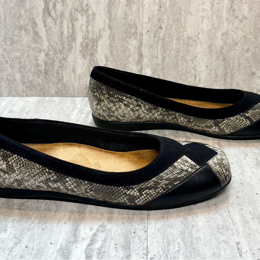 Trotters Sharp Ballet Flats Snake Print Slip Ons 9.5N - Picture 7 of 10